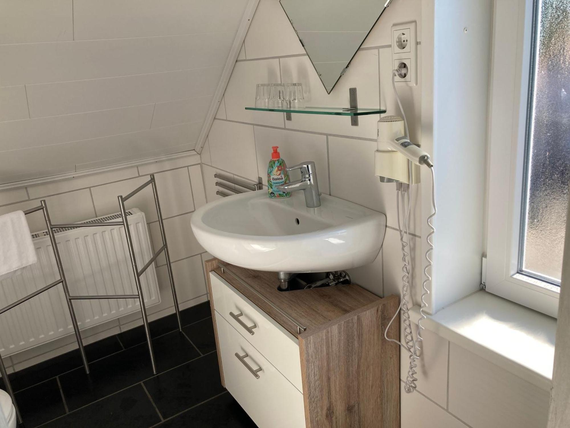 Haus Krabbe: North Sea Apartment with Pet-Friendly Stay Wremen Exterior photo